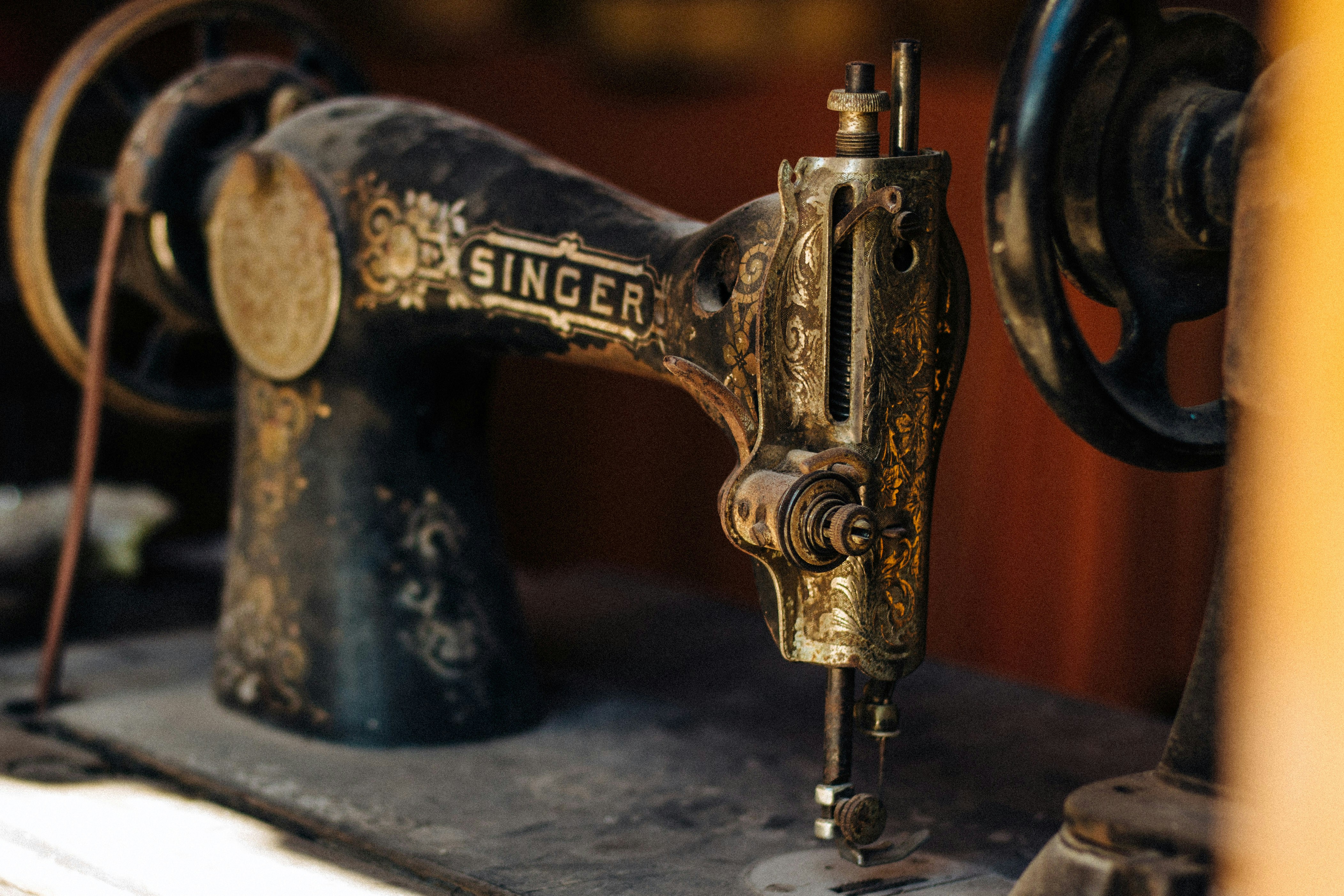 Tecnico al lavoro su una macchina per cucire